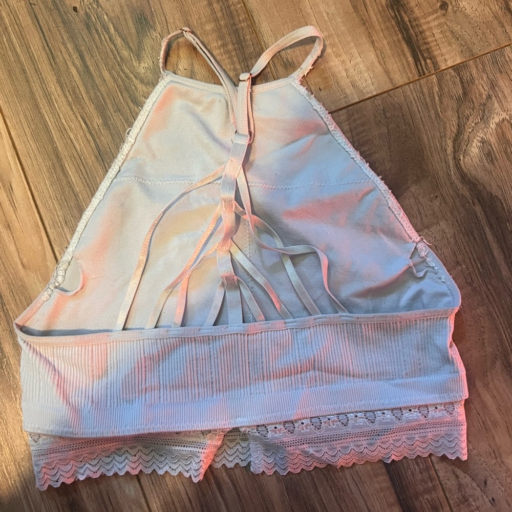 Cute little white tank top, perfect with a pair of bell bottoms and mom jeans
